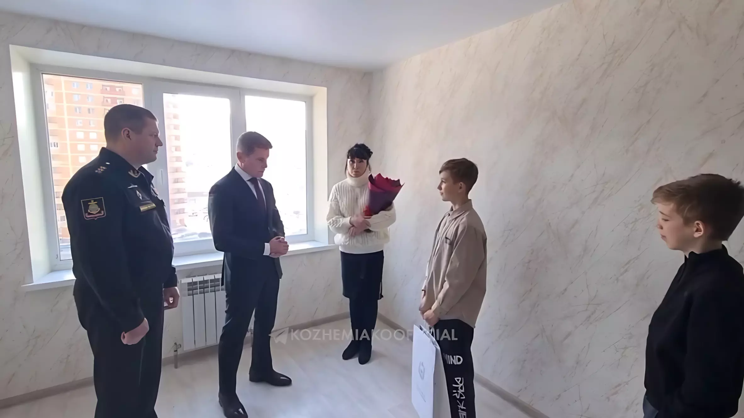 Членам семьи героя СВО вручил ключи от квартиры глава Приморского края