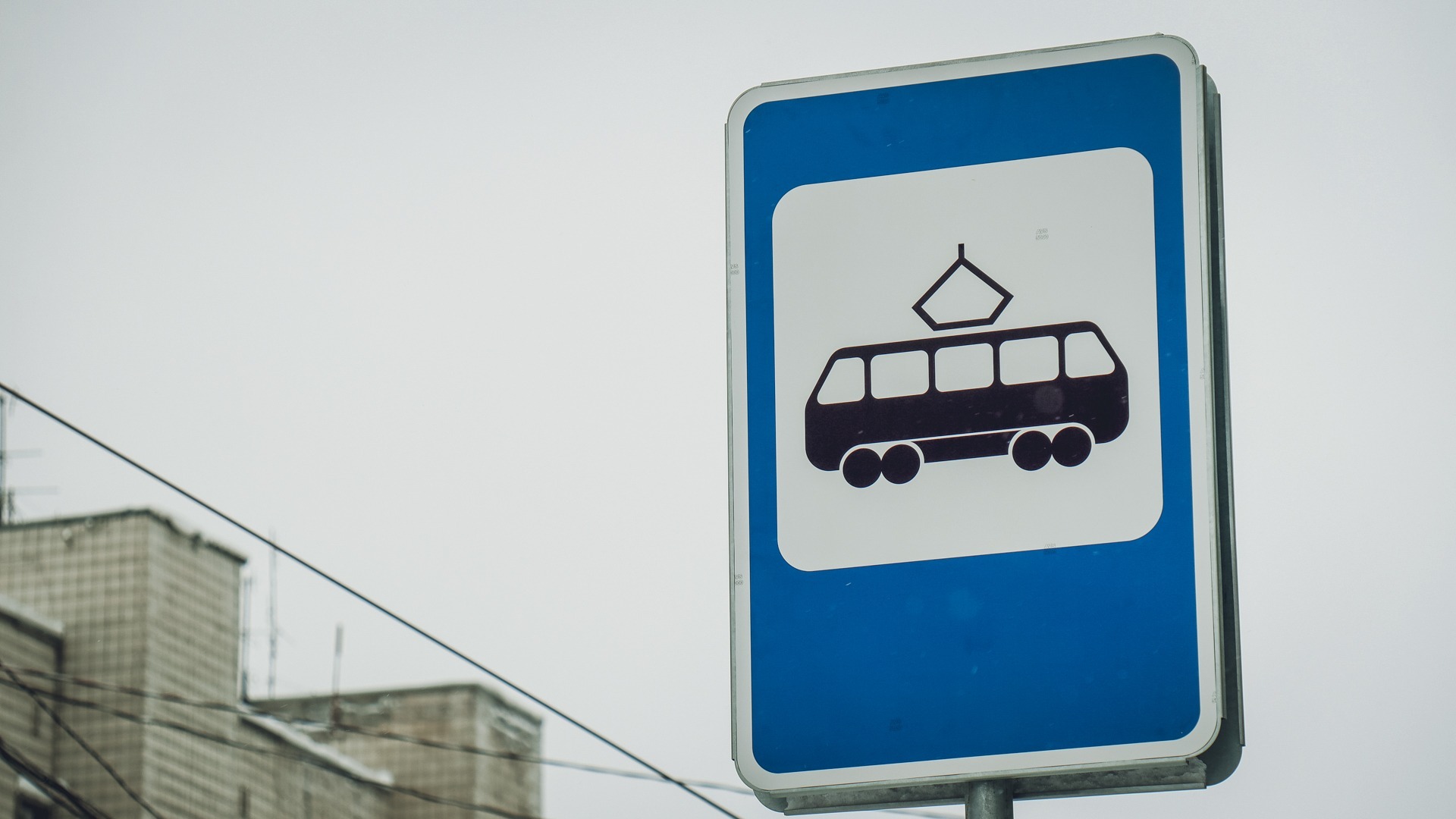 Внутри были люди? : трамвай попал в аварию во Владивостоке — фото