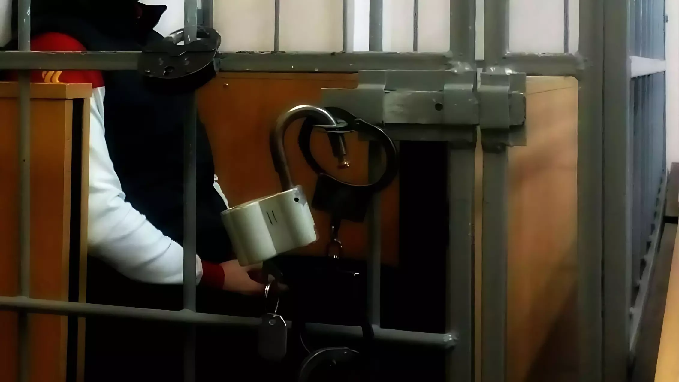 Мужчину напугавшего приморцев у «Седанка-Сити» взяли под стражу во Владивостоке