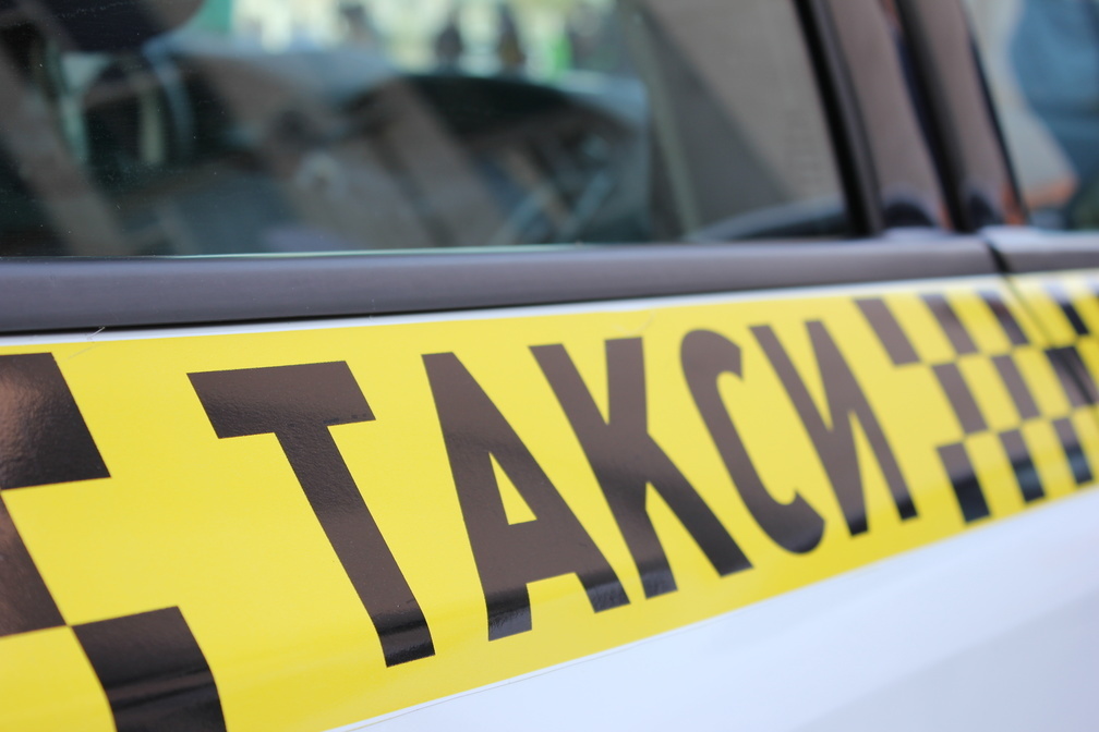 Таксист на «Приусе» врезался в бронетранспортёр во Владивостоке