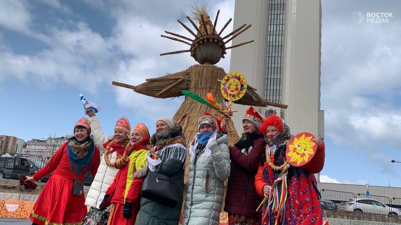 Масленицу празднуют на Центральной площади Владивостока — фото