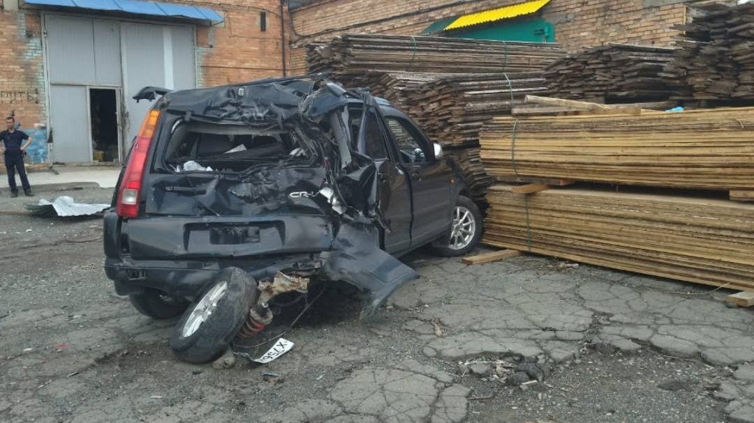 Грузовик «раздробил» машину и сбил человека насмерть во Владивостоке — видео