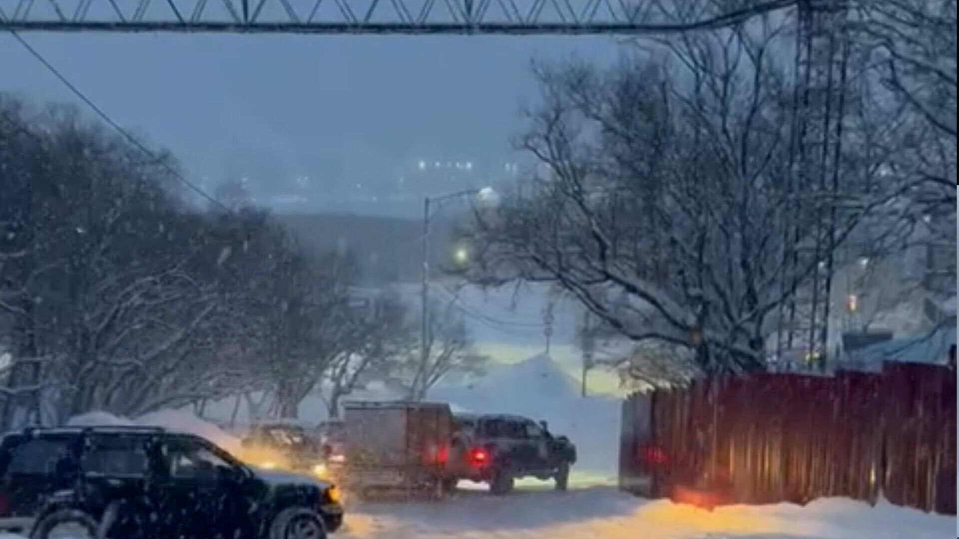 Массовый кёрлинг в Находке попал на видео очевидца — сильнейший снегопад в Приморье