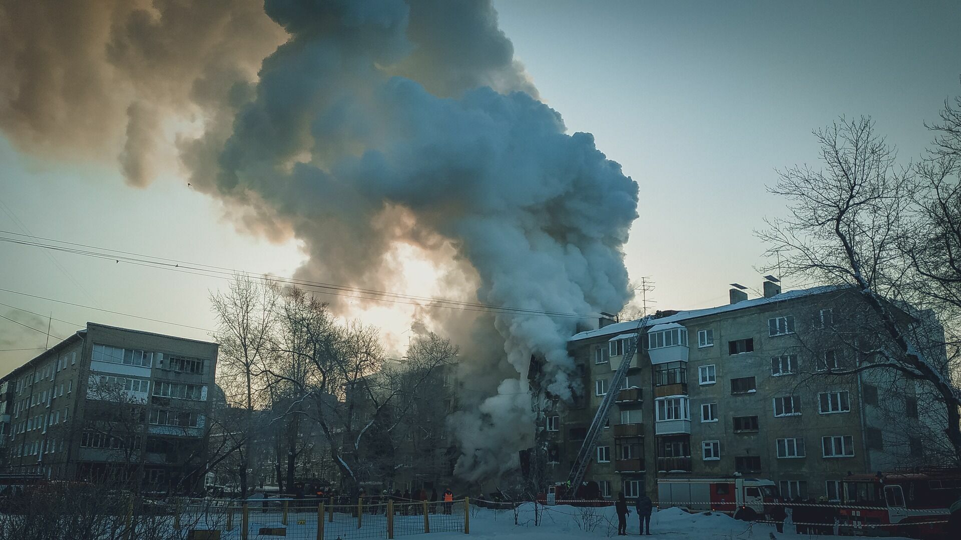 Сильный пожар охватил квартиру в жилом доме во Владивостоке — видео