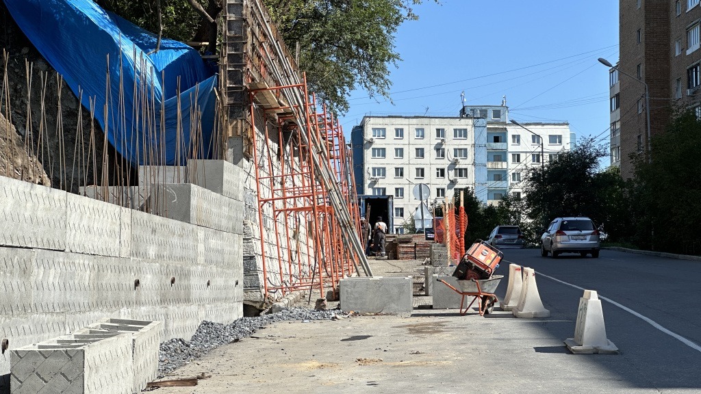 Капитальный ремонт подпорной стены на Пушкинской продолжается