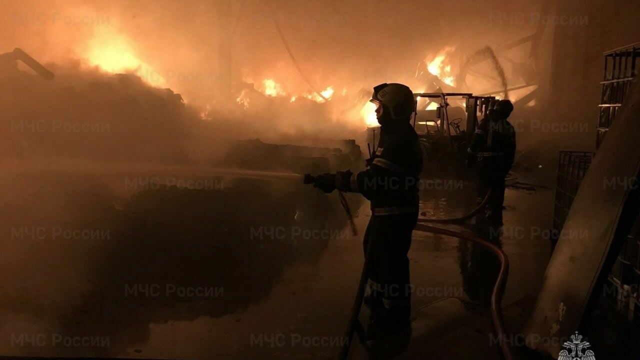 Обрушилась крыша: сильнейший пожар 3 ранга полыхает во Владивостоке — фото
