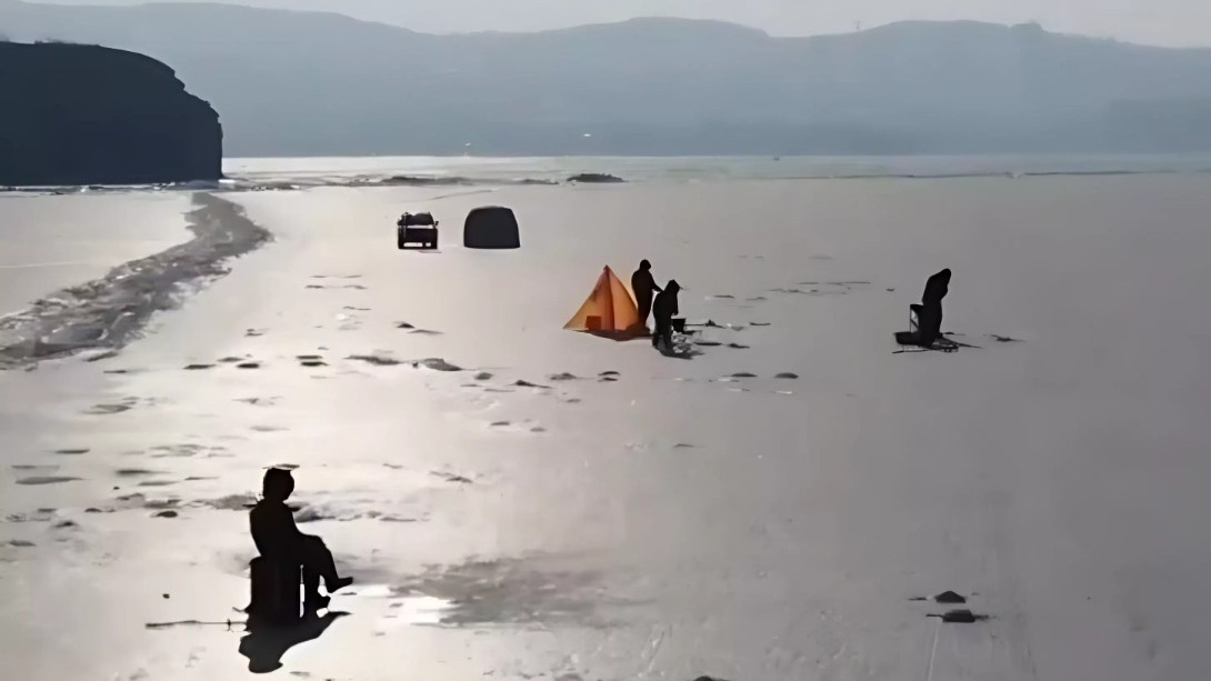 Тысячи рыбаков по-прежнему продолжают выезжать на лед в Приморье
