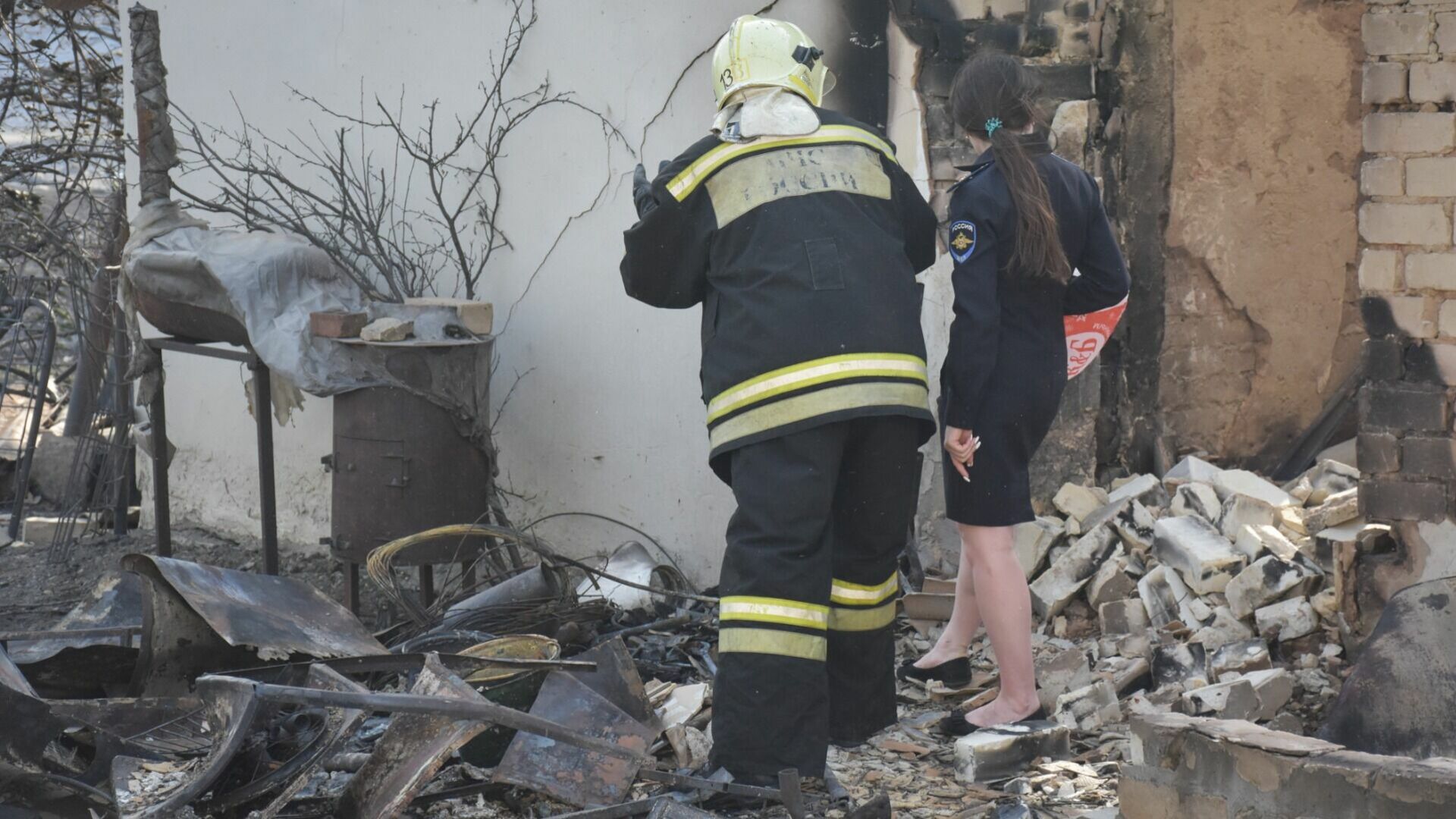 Причины трагического пожара в Уссурийске выясняют дознаватели МЧС России