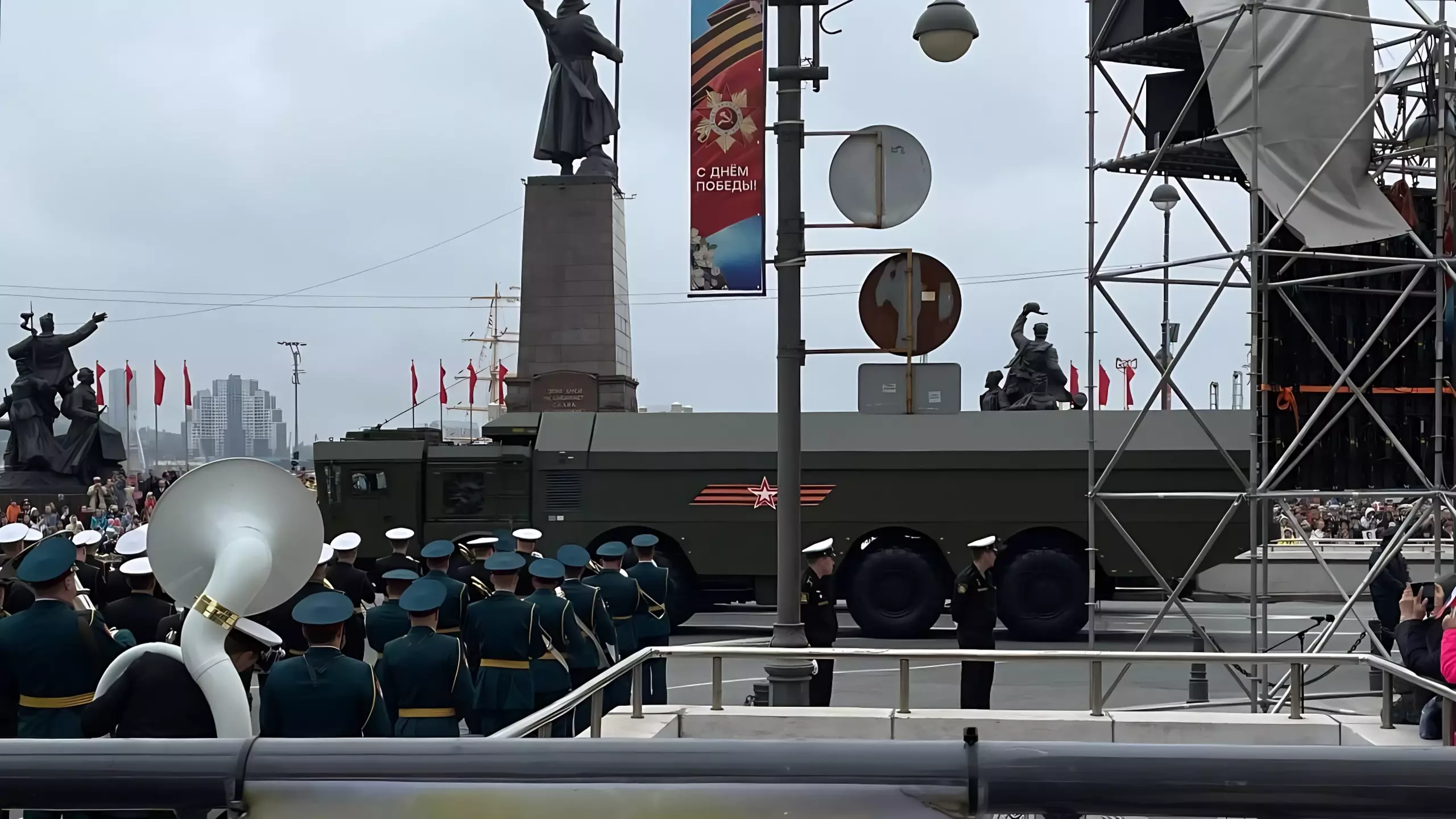 Как прошел парад на День Победы во Владивостоке — видео