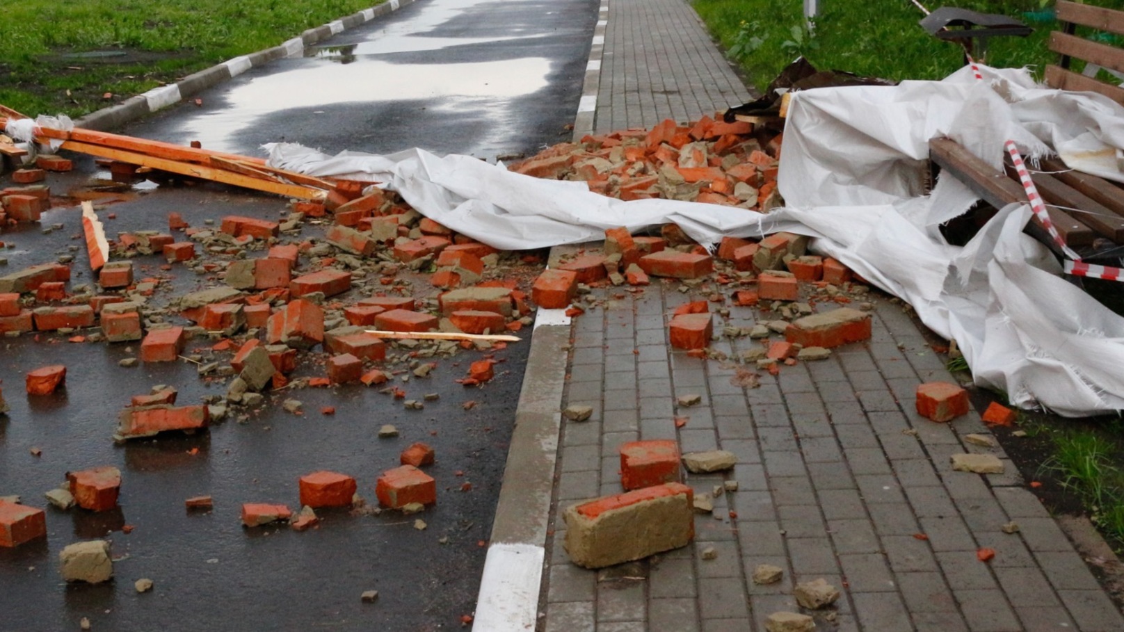 Опорная стена обвалилась во время сильного дождя во Владивостоке