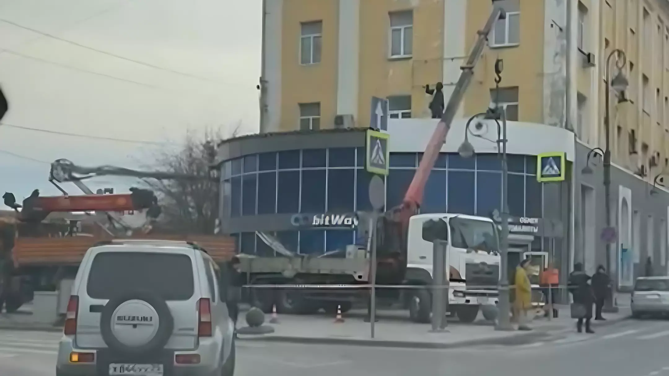 Снос незаконной пристройки к историческому зданию во Владивостоке попал на видео