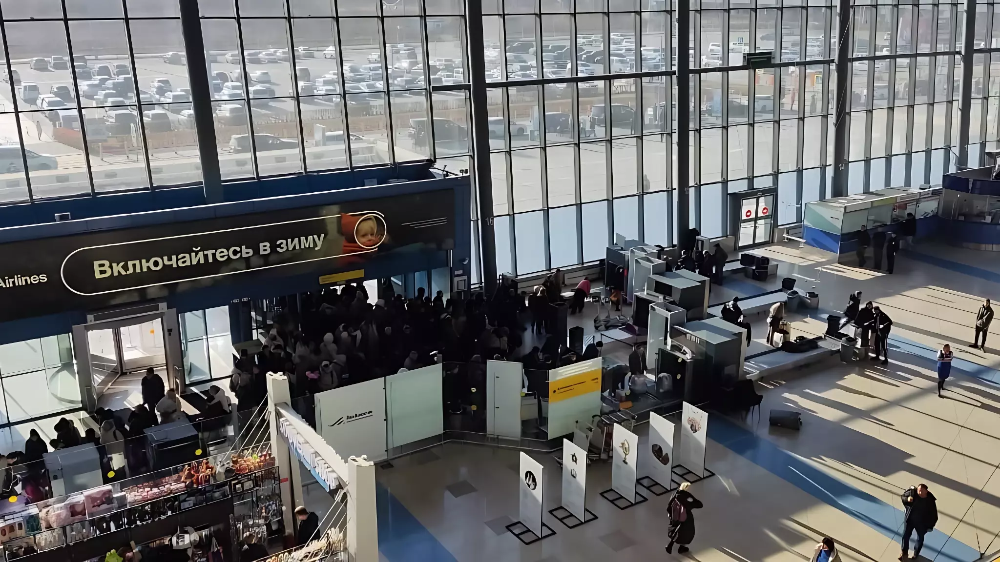 «И куда они все?»: в аэропорте Владивостока огромная очередь