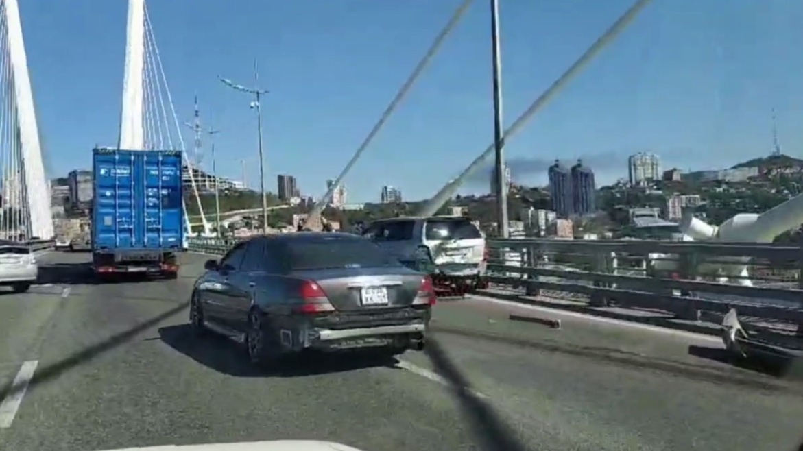 Жители Владивостока выяснили причину пробки перед Золотым мостом