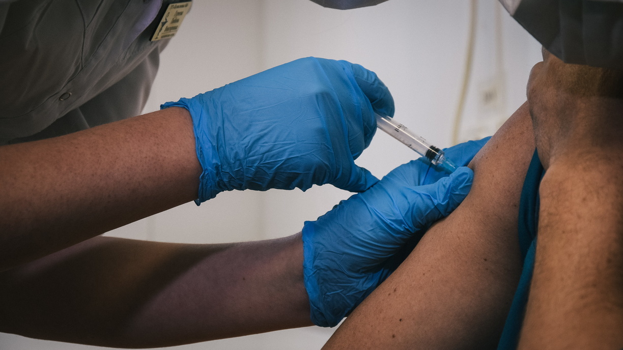 Приморские медики напомнили о важности повторной вакцинации от коронавируса