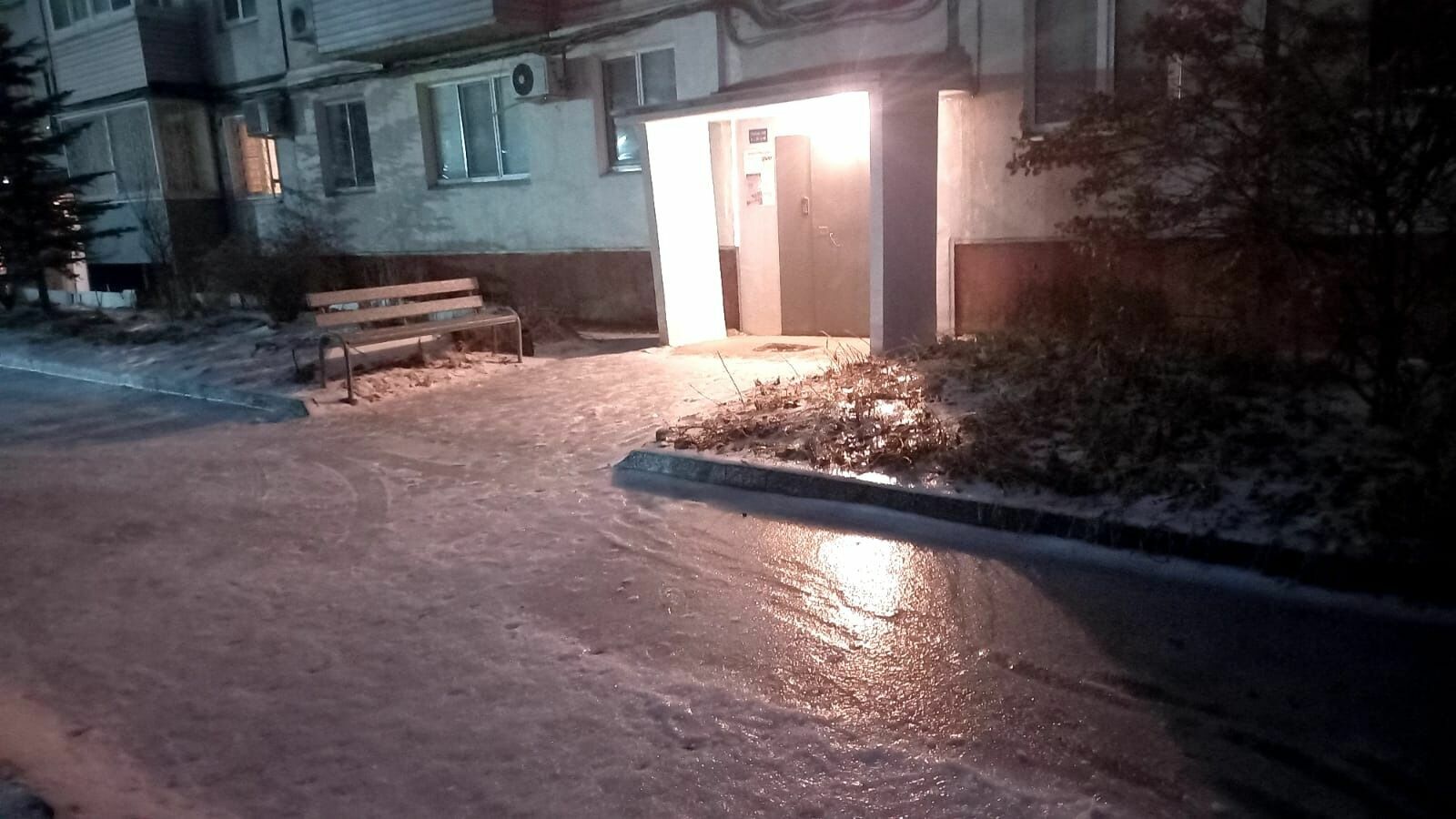 Танцы на льду исполняют жители Владивостока после «снегопада»