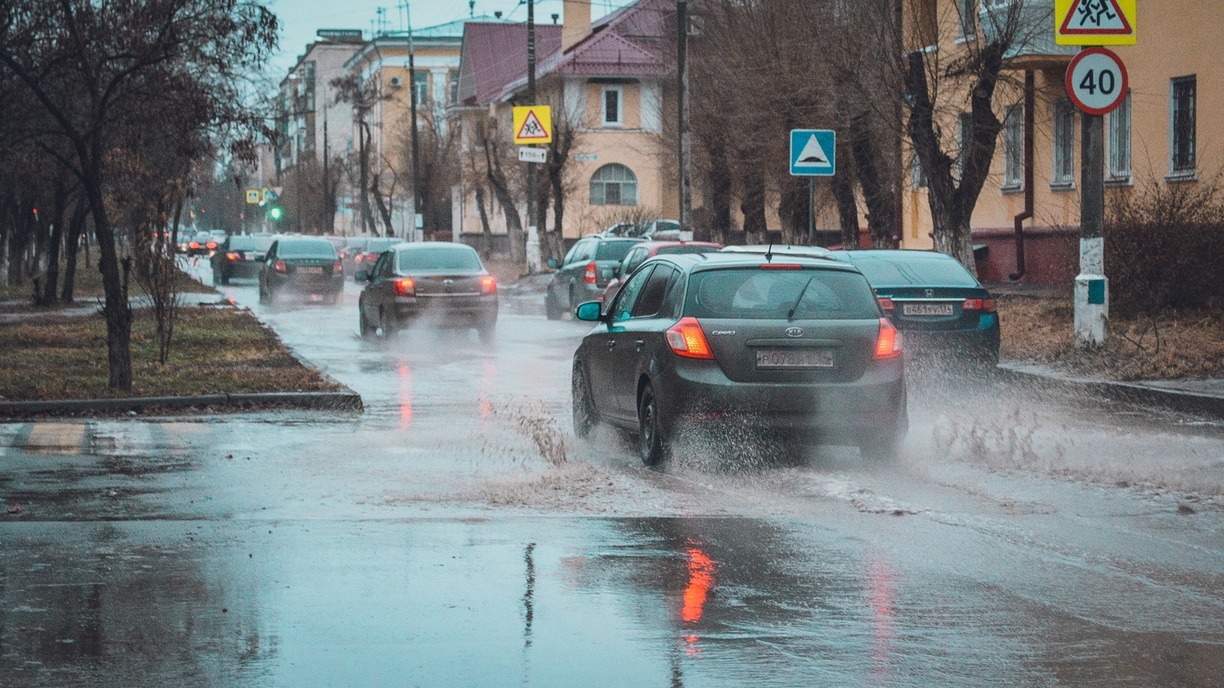 Улица плывёт: дождь серьёзно залил проезжую часть во Владивостоке — видео
