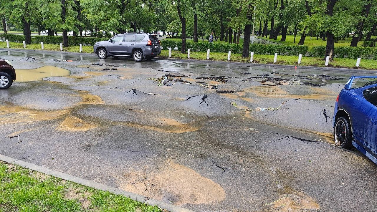 Глава АО «СПЕЦСУ», ремонтировавшего дорогу во Владивостоке, рассказал почему её смыло