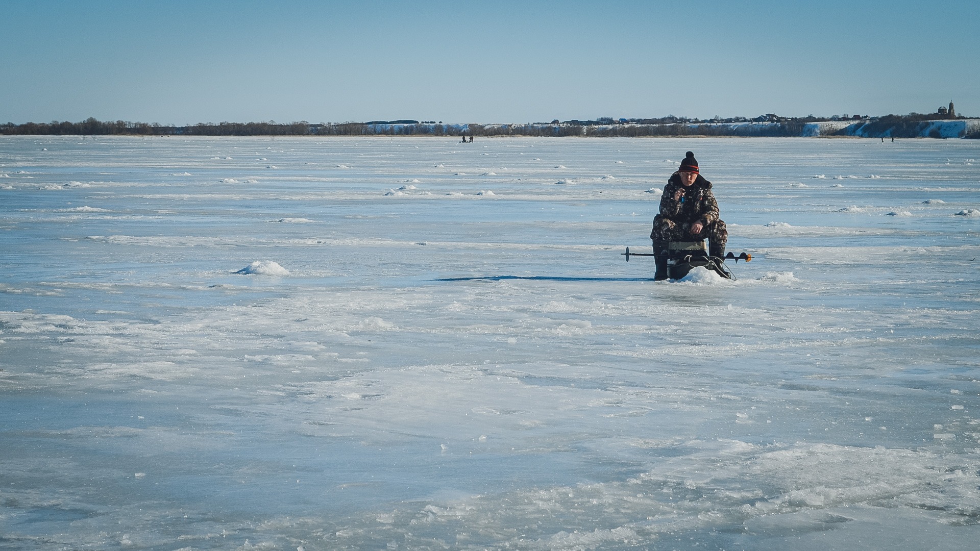 Сильный ветер сдул упрямых рыбаков со льда во Владивостоке