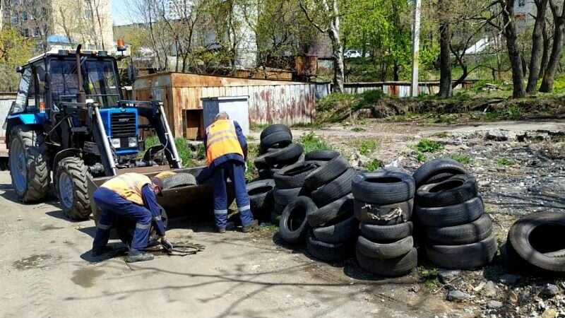 На улицах Владивостока собирают разбросанные колёса