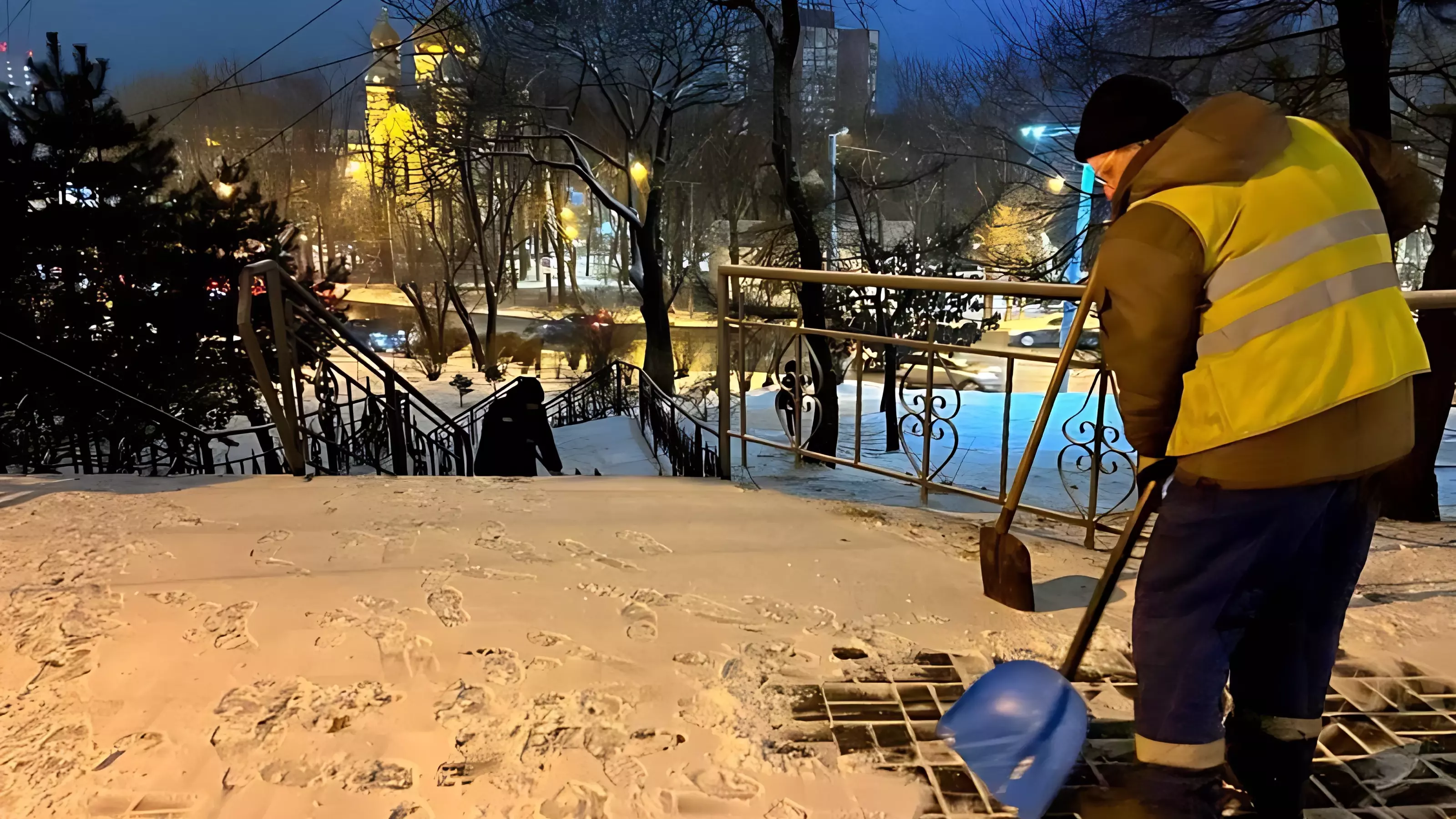Пешеходные зоны убирают от снега во Владивостоке после прошедших осадков