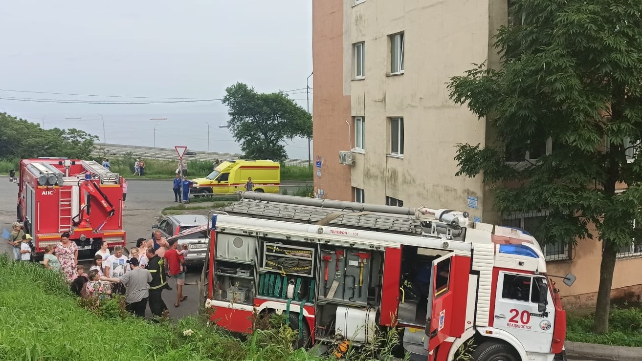 Копченый балкон: огнеборцы потушили пожар в квартире во Владивостоке