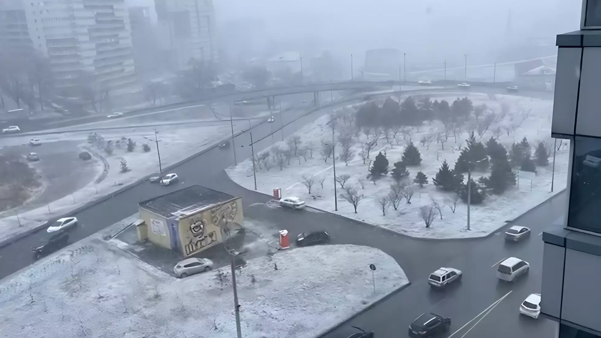 Жители Владивостока показали на видео, как заметает их районы снегом