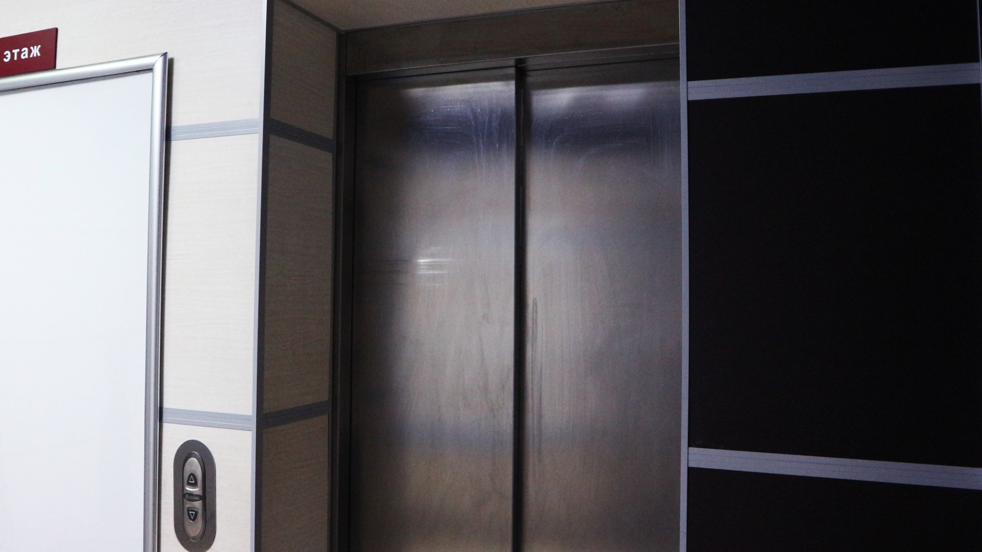Почти 600 новых лифтов появились в жилых домах Приморья