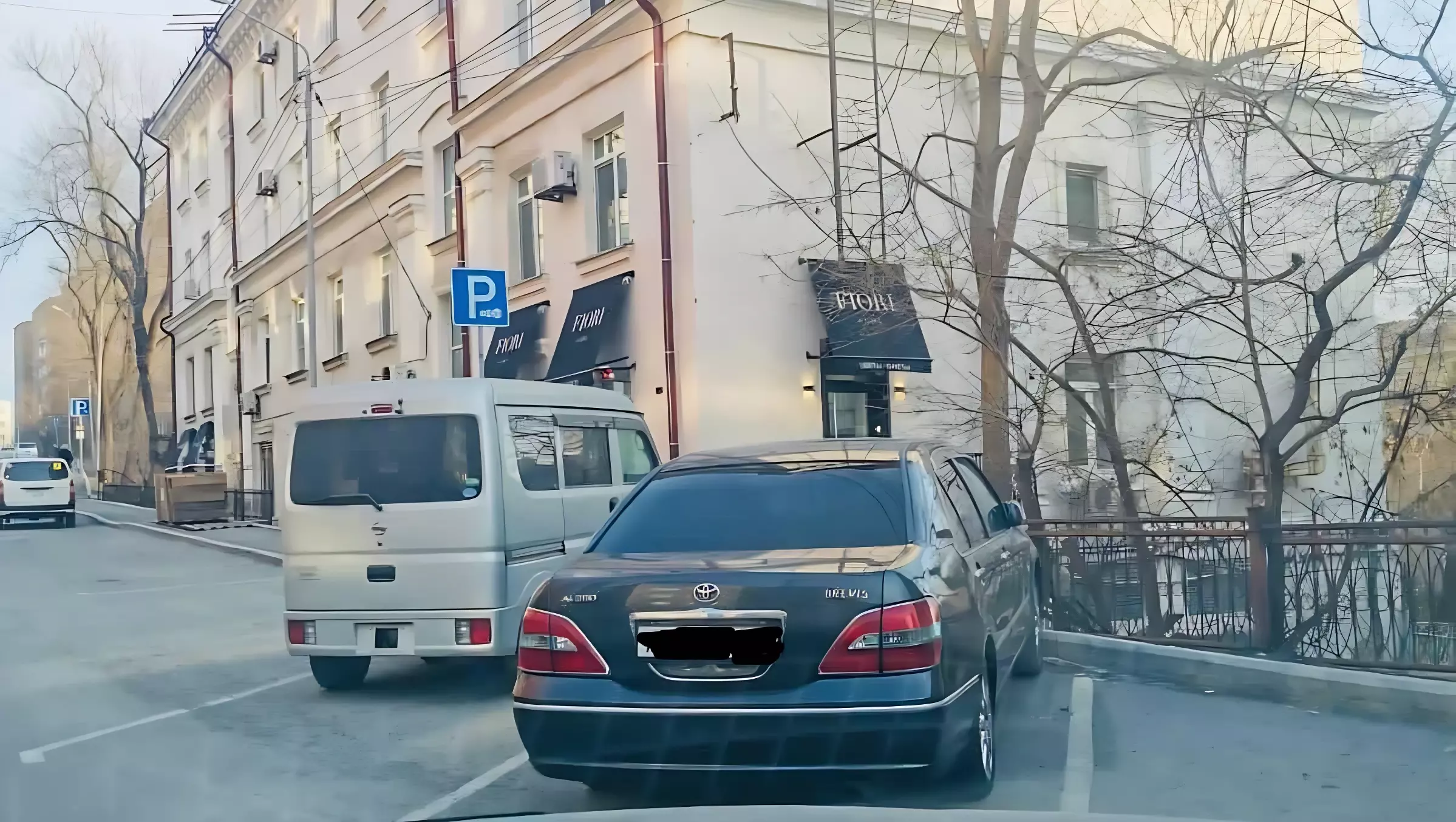 Во Владивостоке водитель подменил номер своего авто на платной парковке