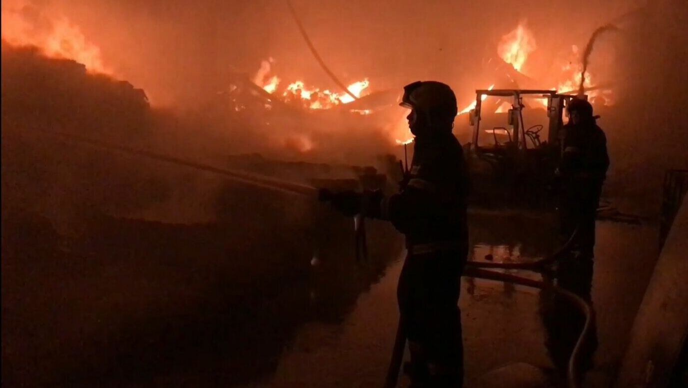Крупномасштабный пожар ликвидируют сотрудники МЧС во Владивостоке — видео