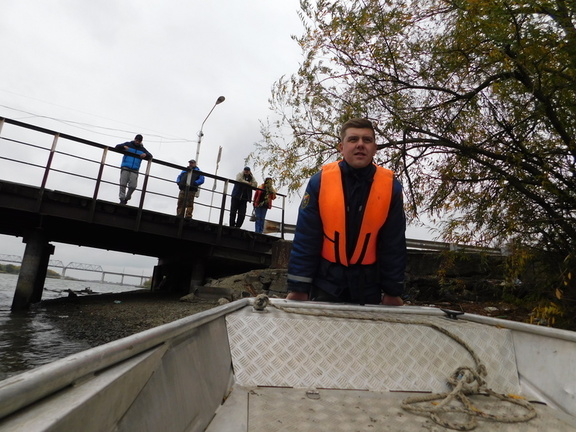 Лодка перевернулась: спасатели вытащили рыбака в Приморье