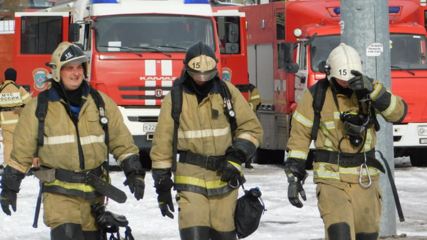 Пожарные остановили горение битума около строящегося дома во Владивостоке