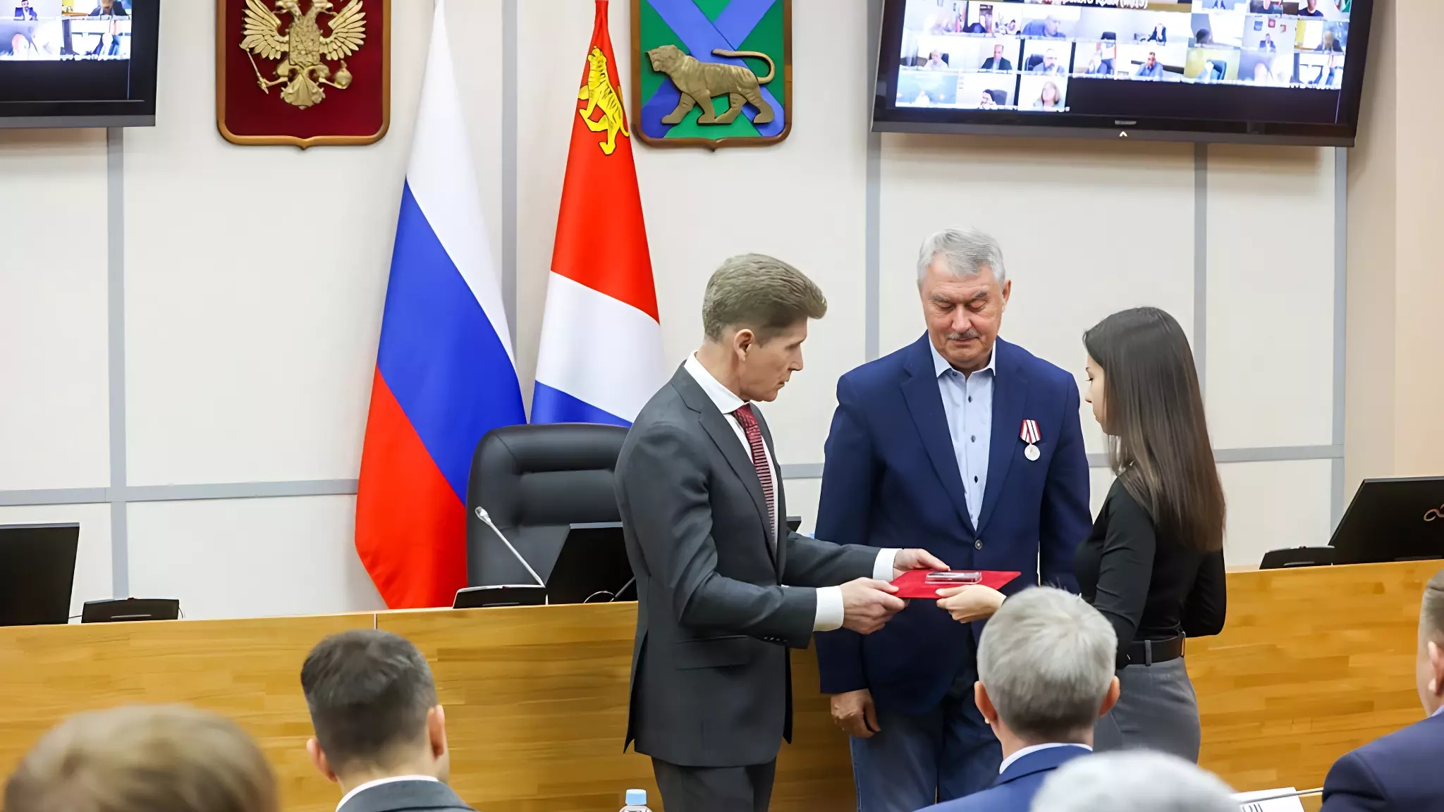 Вице-премьер Ефремов и волонтеры СВО получили награды из рук главы Приморья
