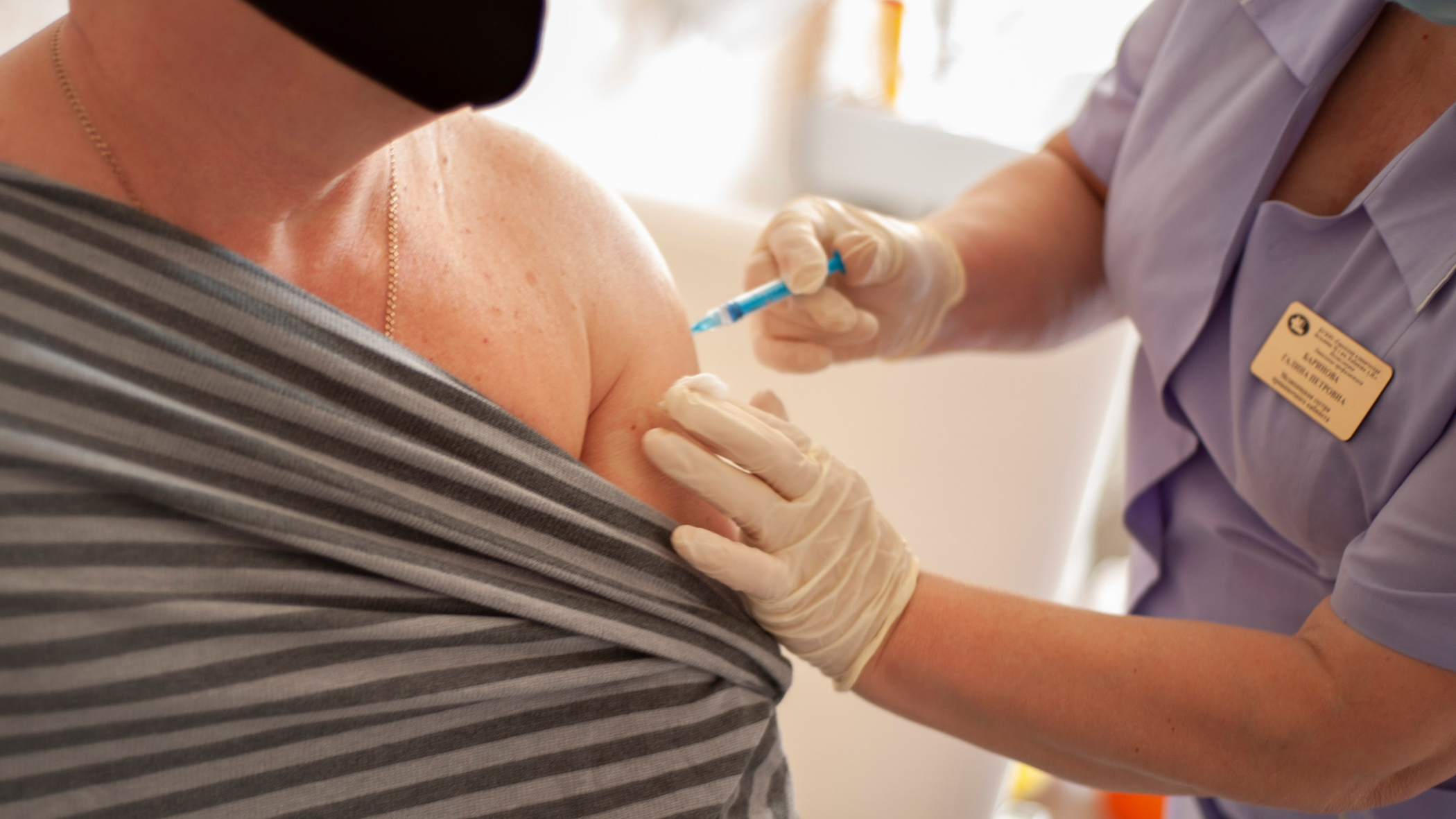 Вакцинация от коронавируса стала обязательной для ряда жителей Урала