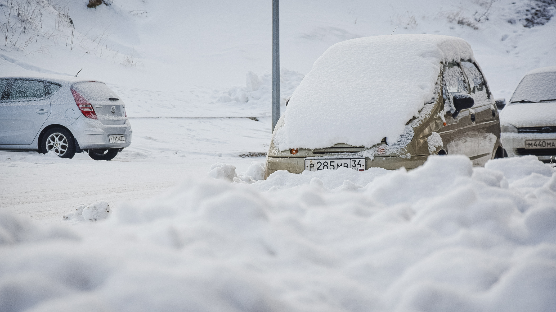 В Приморье спасатели вытащили из снега застрявшие машины