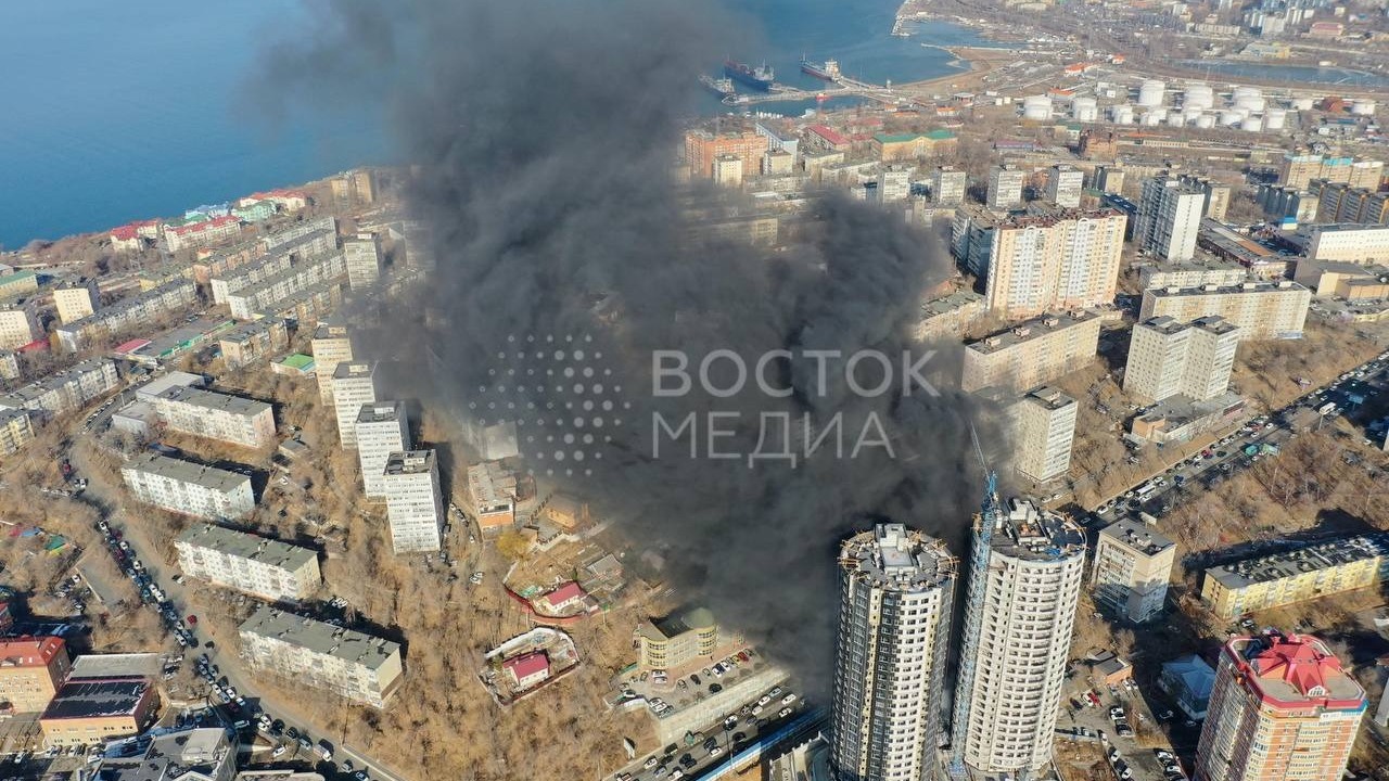В сети опубликовали фото пожара у «Башен-Близнецов» во Владивостоке