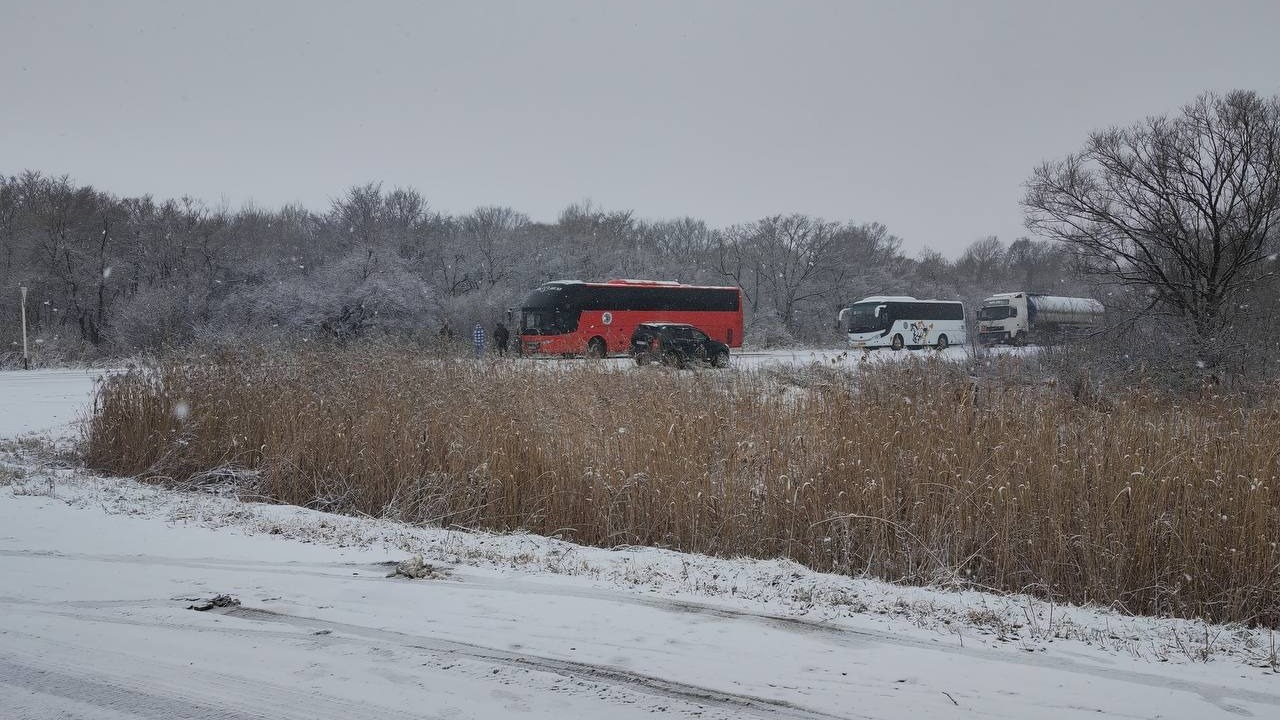 Из-за снегопада ограничено движение большегрузов на одной из дорог в Приморье