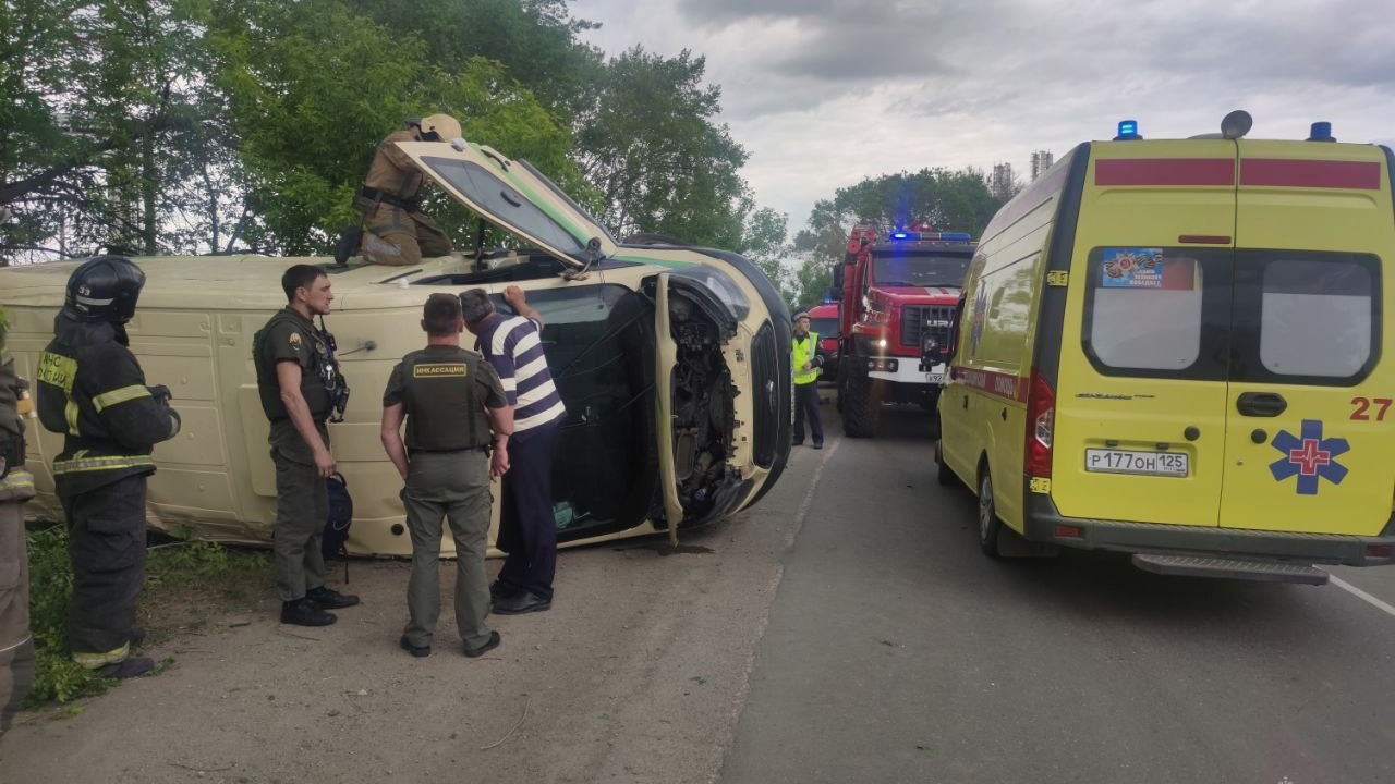 Пожарные и реанимация: инкассаторская машина перевернулась в Приморье