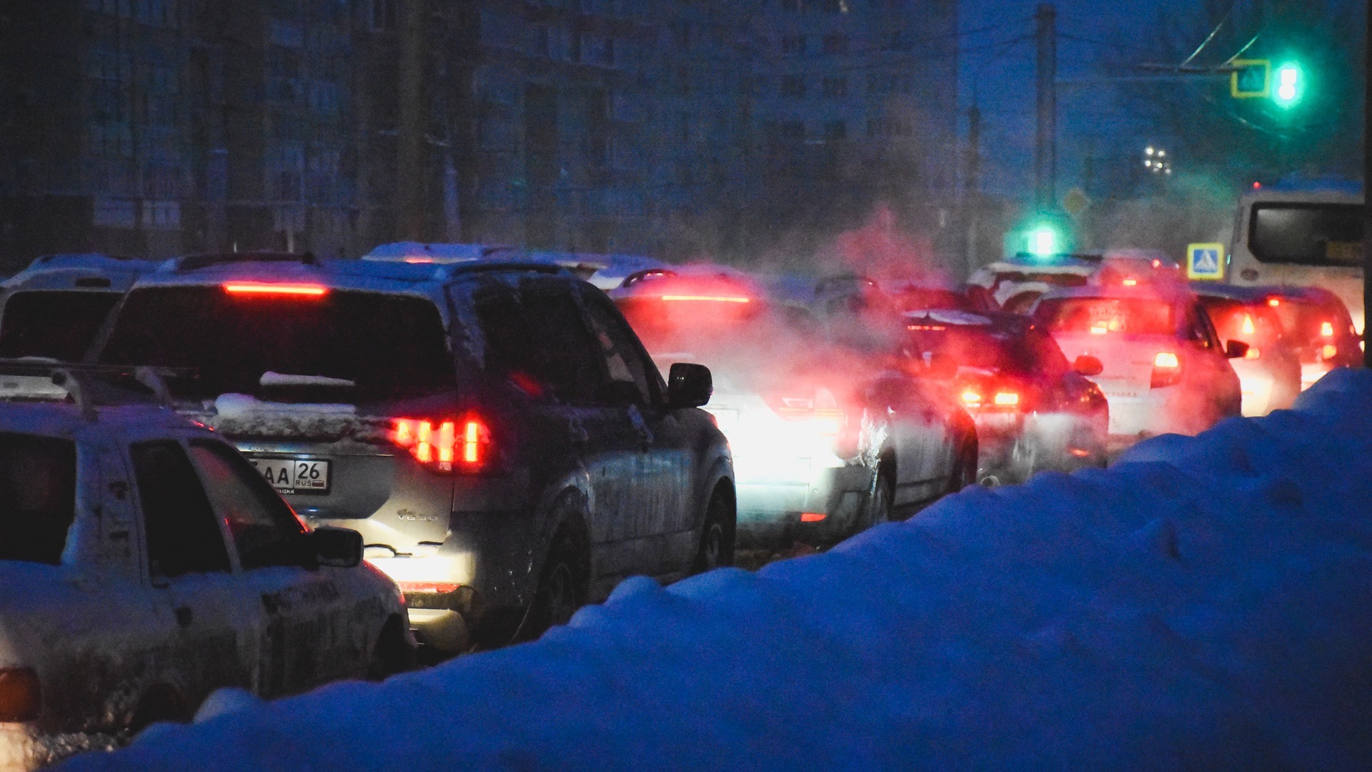 Огромные пробки образовались во Владивостоке из-за снегопада
