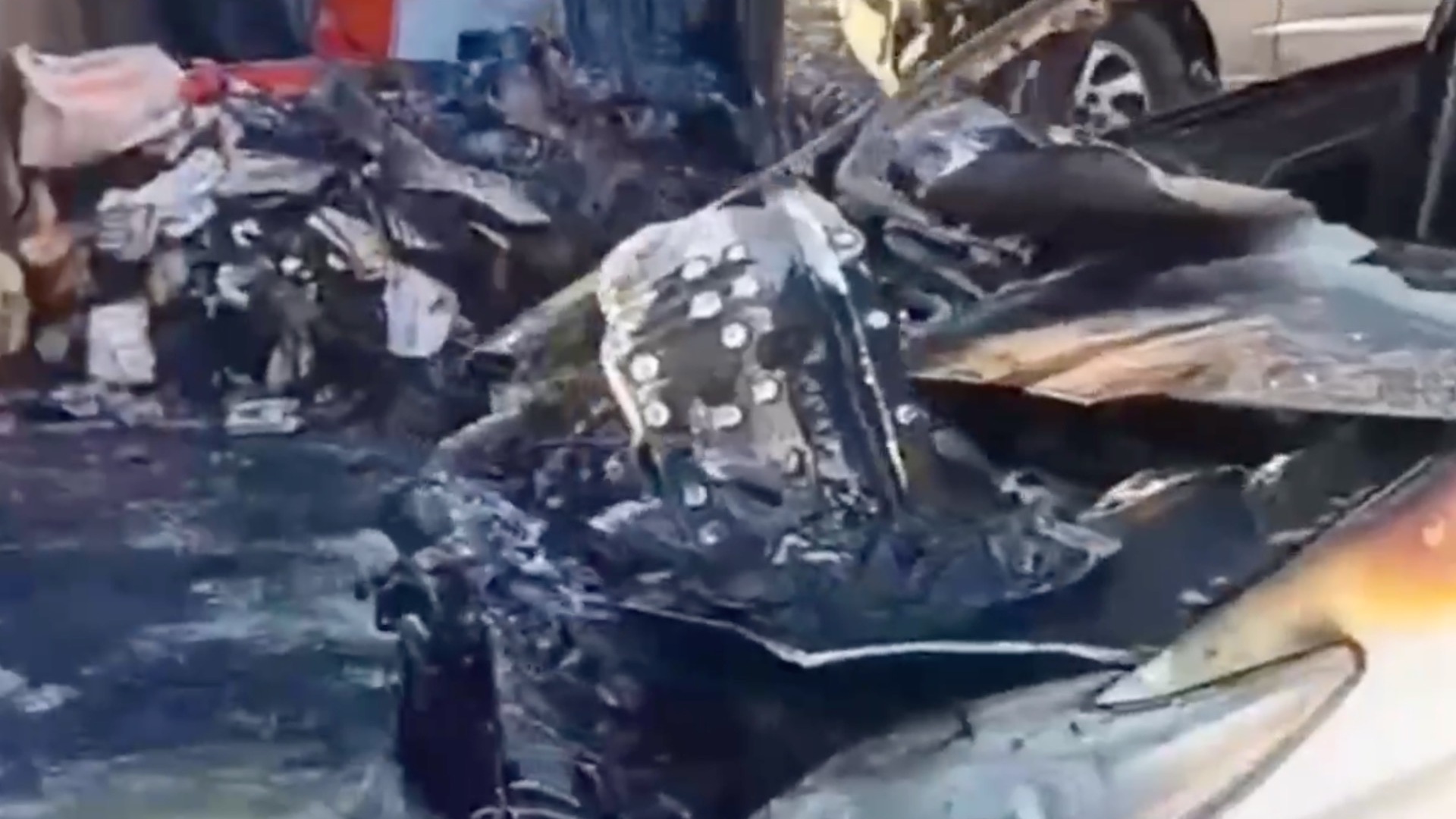 Во Владивостоке две машины сгорели дотла после глупого поджога мусорки — видео