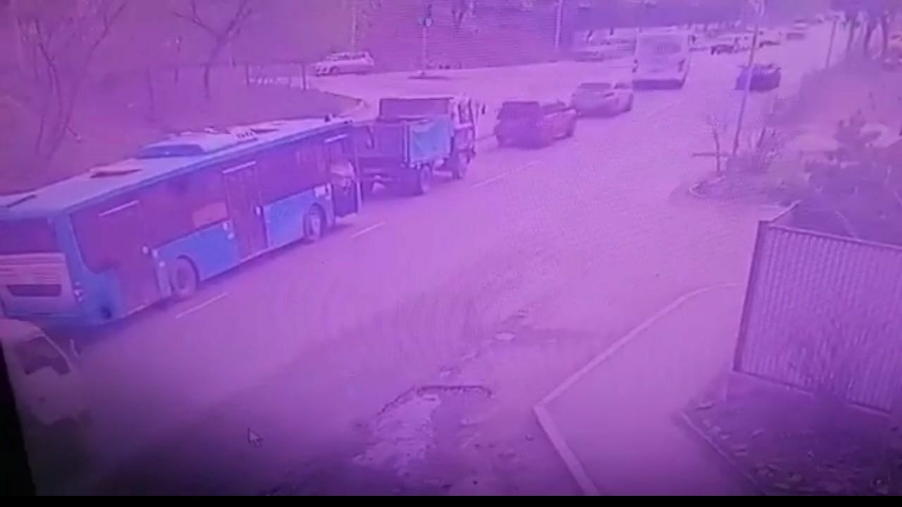 Конечная — травмпункт: во Владивостоке женщина вышла из автобуса прямо под водовоз
