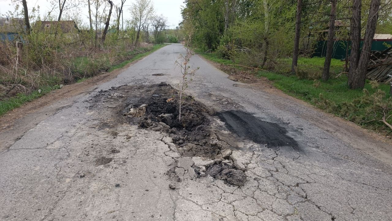 Большегруз погряз в «текстурах» обвалившейся трассы в Приморье