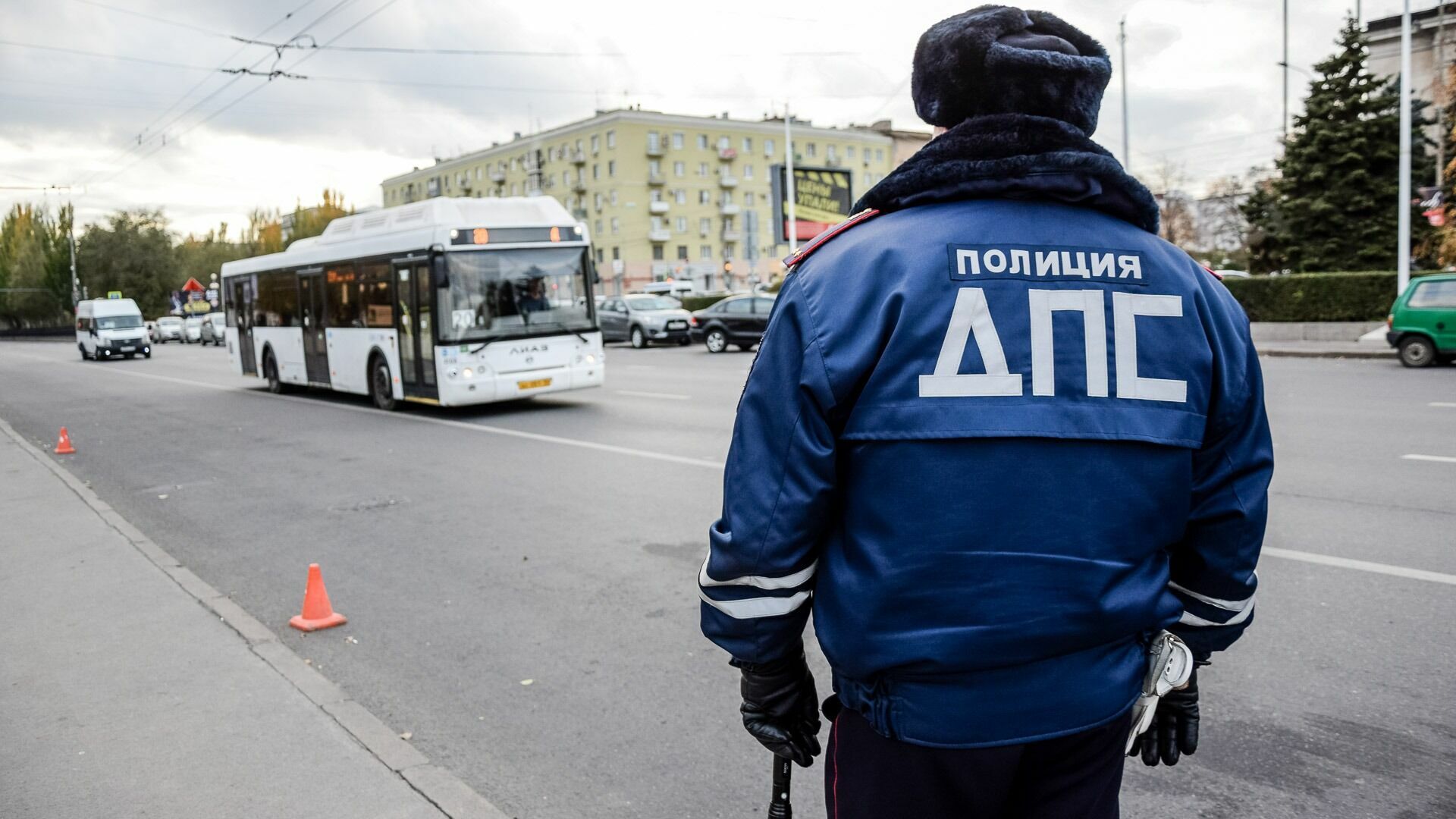 Грузовик «размотал» такси во Владивостоке — видео