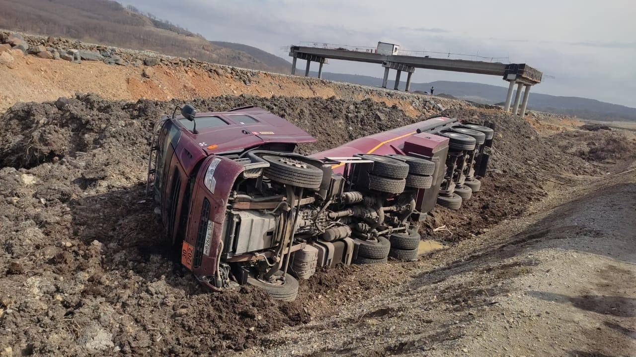 МЧС и полиция устраняют последствия опасной аварии в Приморье