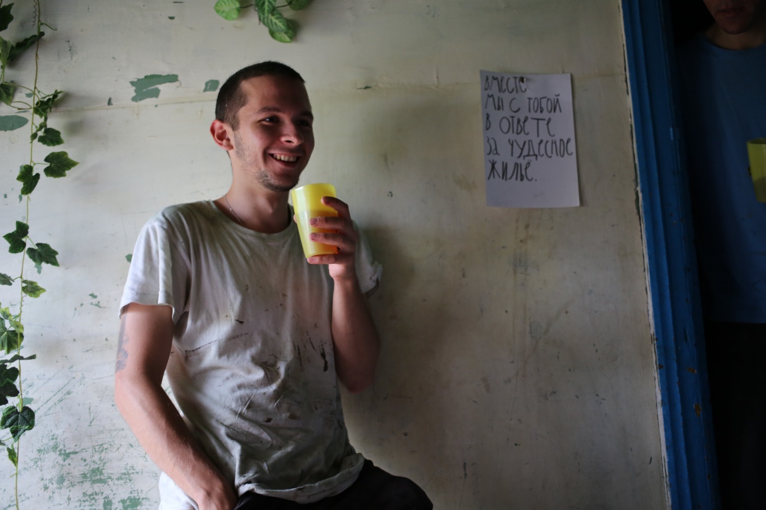 Вот так чувствует себя человек, который наконец-то нашел жильё во Владивостоке летом. Нервная улыбка и трясущиеся руки со стаканом.