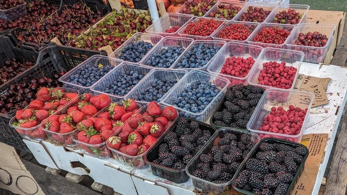 Спелый июль: на Некрасовском рынке Владивостока самые вкусные ягоды и фрукты — фото