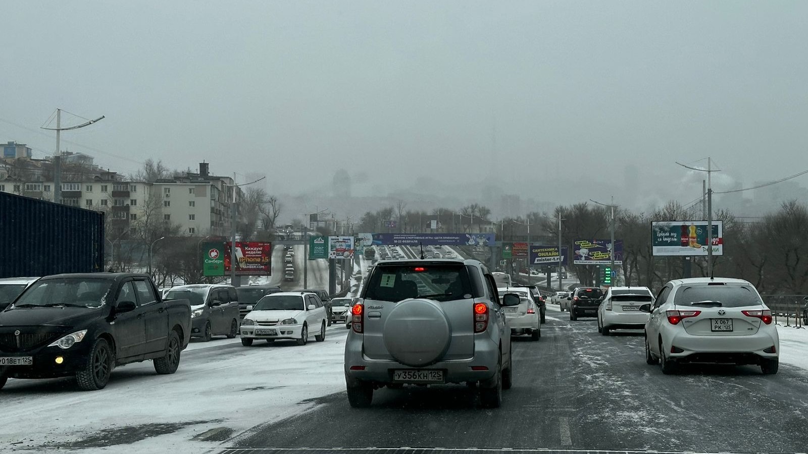 Ликвидация последствий снегопада продолжается во Владивостоке