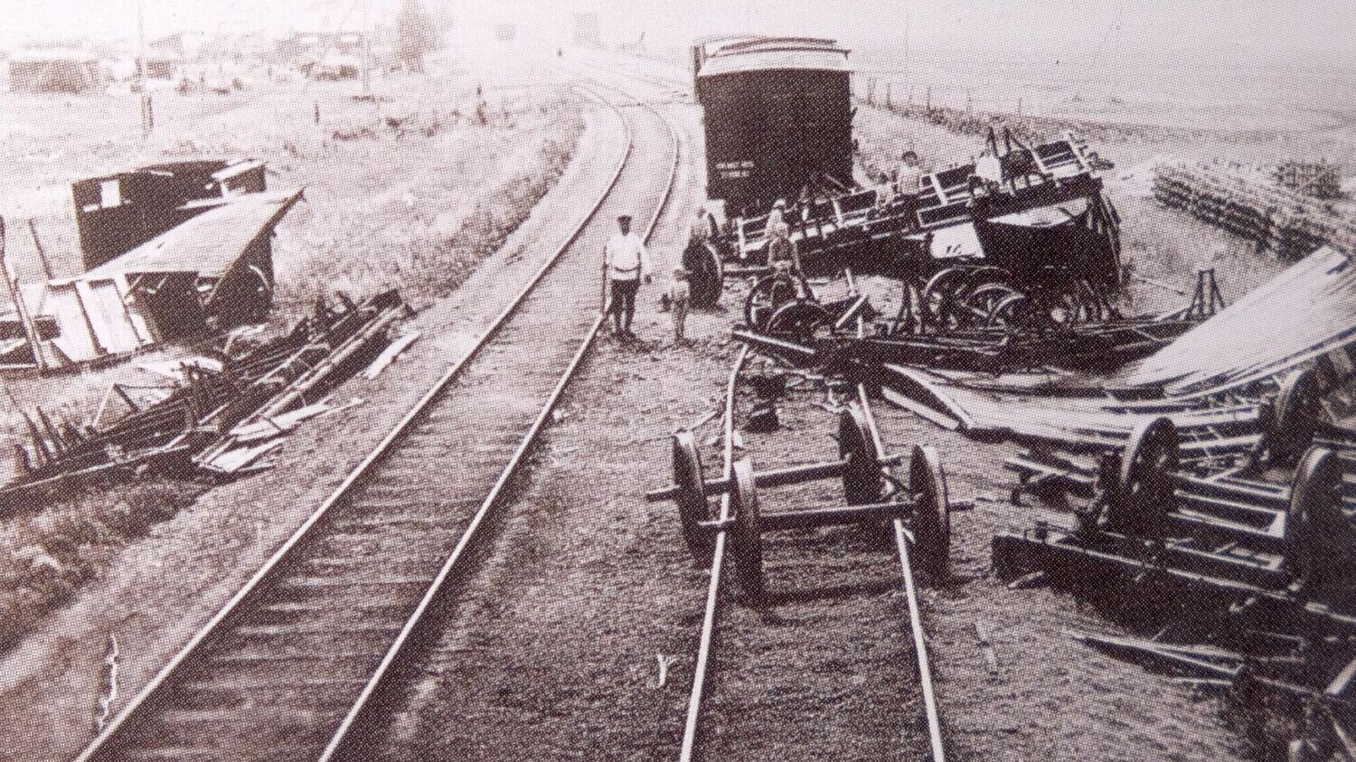 «За годы Гражданской войны железным дорогам Донбасса был нанесен серьезный ущерб. Автор фото: В. Рудь – (экспонат железнодорожного музея)»