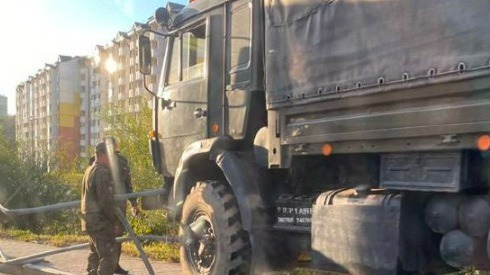 КамАЗ протаранил леерное заграждение во Владивостоке