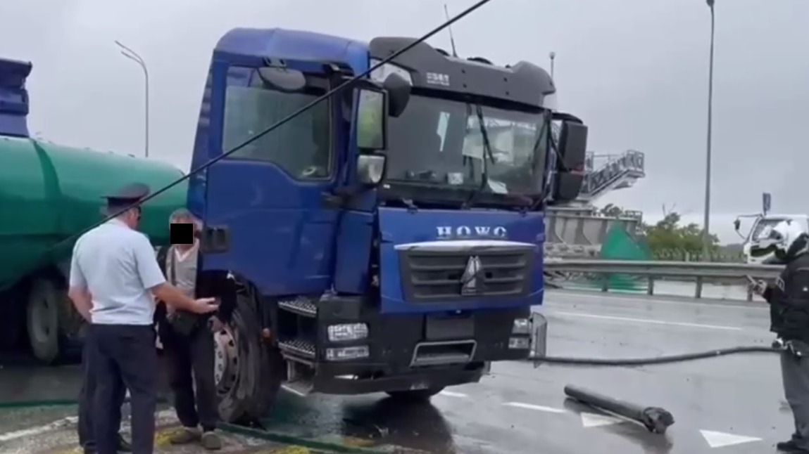 Что случилось с водителем самосвала, который «уронил» виадук во Владивостоке?