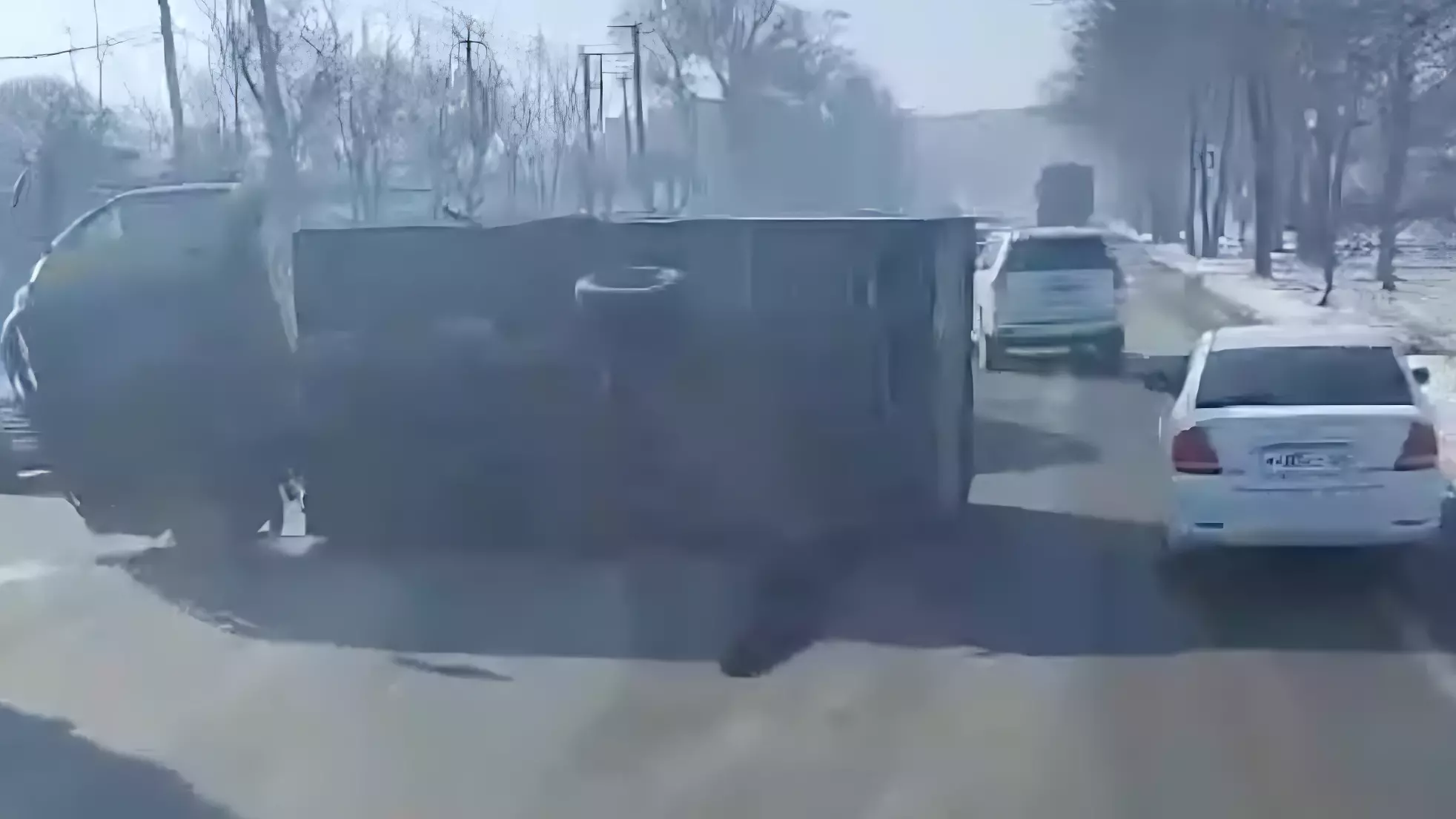 Упавший грузовик затормозил движение на въезде в город Приморья